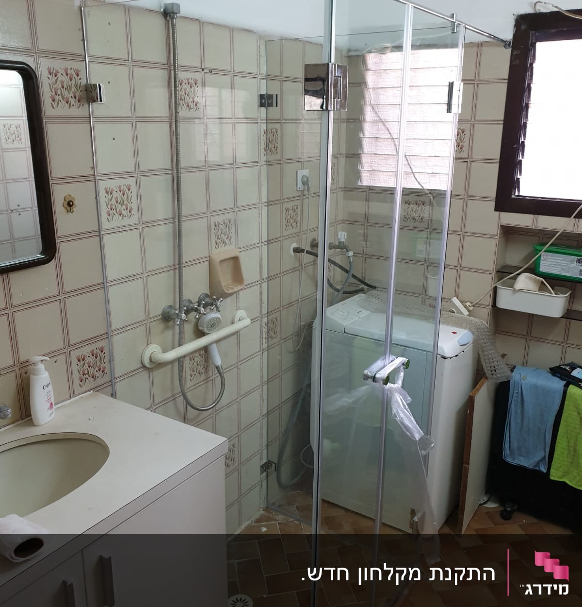 מקלחון זכוכית עם ברז ומקלחת יד